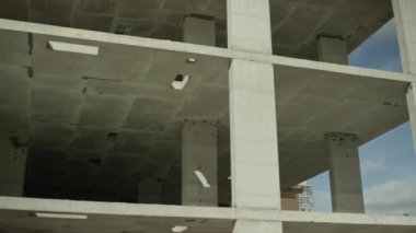 Çalışma kıyafetleri içindeki iki farklı adamın bina boyunca bina boyunca yürümesi uzun vadede bir şey tartışması.