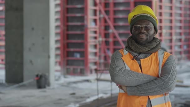 Retrato Lentitud Media Joven Trabajador Construcción Negro Sonriente Con Sombrero — Vídeo de stock