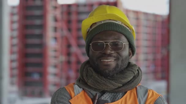 Brustbild Eines Jungen Afroamerikanischen Bauarbeiters Mit Sonnenbrille Und Hut Der — Stockvideo