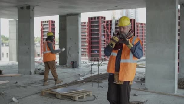 Slowmo Eines Kaukasischen Vorarbeiters Mittleren Alters Gelbem Bollenhut Und Reflektierender — Stockvideo
