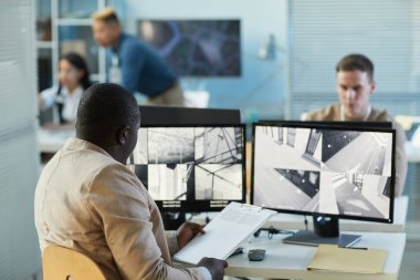 Güvenlik ve izleme merkezindeki güvenlik kameralarına bakan adamın arka planı, boşluğu kopyala