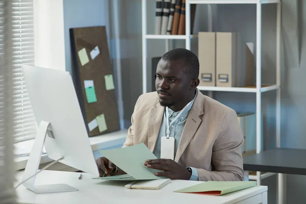 Πορτρέτο Του Μαύρου Επιχειρηματία Χρησιμοποιώντας Επιτραπέζιο Υπολογιστή Στο Γραφείο Και — Φωτογραφία Αρχείου