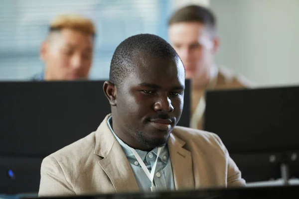 Retrato Del Hombre Negro Sonriente Mirando Pantalla Computadora Mientras Trabaja —  Fotos de Stock