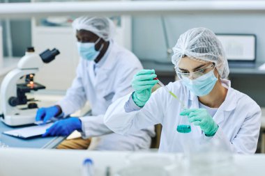 Laboratuvarda tıbbi araştırma yapan genç kadın işçilerin portresi.