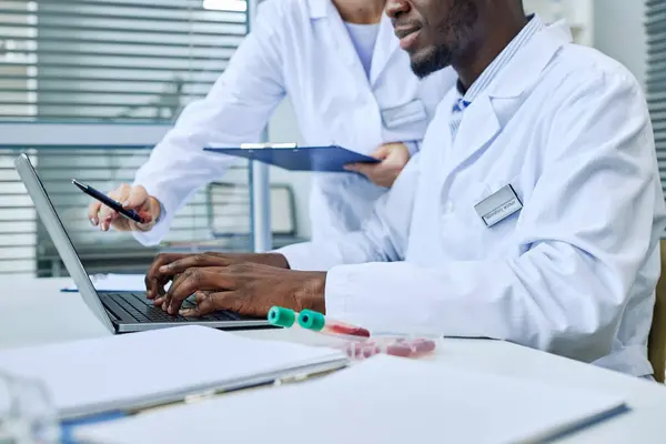 Close Scientist Using Laptop While Doing Research Medical Lab Copy — Stock Photo, Image