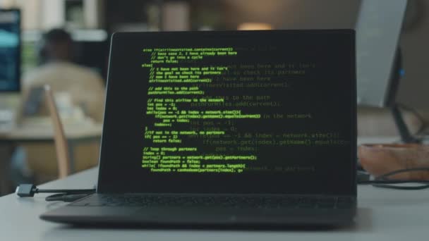 Nahaufnahme Eines Laptops Mit Auftauchendem Programmcode Auf Schwarzem Bildschirm Tisch — Stockvideo