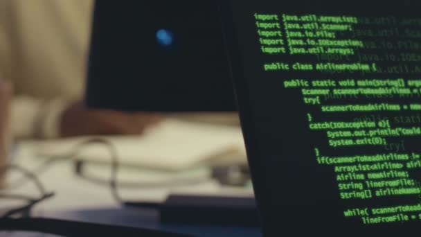 Closeup Código Script Java Verde Rodando Fundo Preto Laptop Engenheiro — Vídeo de Stock