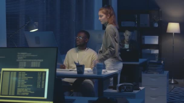 Střední Snímek Mladého Profesionálního Týmu Softwarových Inženýrů Kteří Noci Spolupracují — Stock video