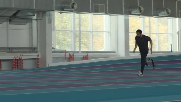 Stadyumdaki Pistte Protez Koşu Bıçağı Eğitimi Almış Profesyonel Bir Koşucunun — Stok video