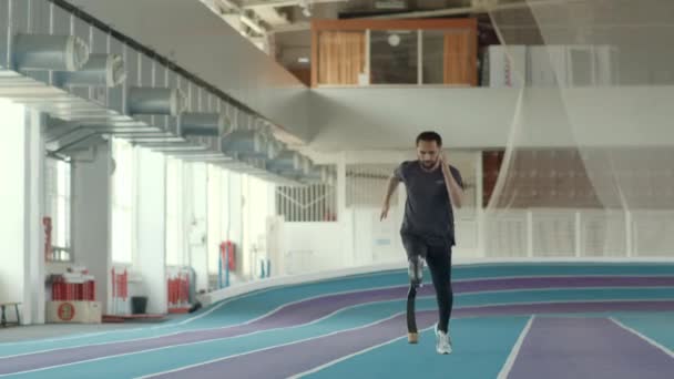 Langzame Professionele Para Atleet Met Hardloopmes Zijn Geamputeerde Ledemaat Joggen — Stockvideo