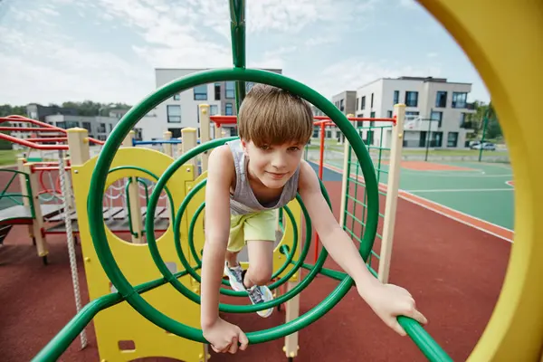 Porträtt Pojke Som Leker Djungel Gym Färgglad Lekplats Och Tittar — Stockfoto