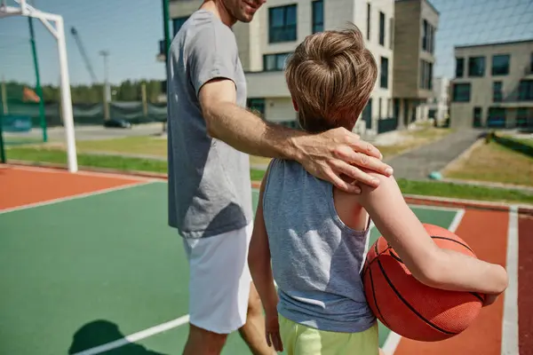 Närbild Lycklig Far Och Son Som Spelar Basket Tillsammans Och — Stockfoto