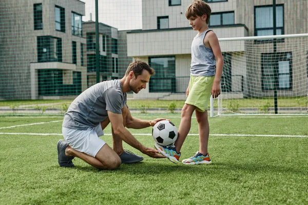 Widok Boku Portret Młodego Ojca Uczy Syna Piłki Nożnej Dworze — Zdjęcie stockowe