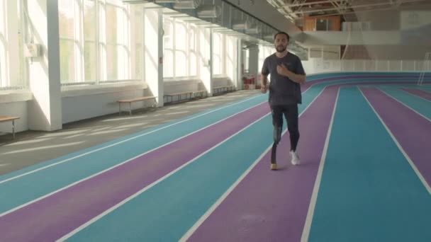 Tiro Completo Atleta Masculino Caucásico Determinado Con Extremidad Protésica Carrera — Vídeos de Stock