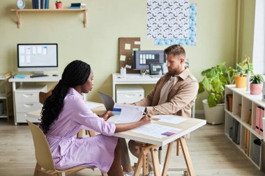 En düşük ofis ortamında birlikte çalışan iki UX tasarımcısının portresi, kopyalama alanı