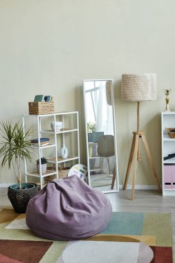 Pastel rengi iç dekorun dikey arkaplan resmi rahat fasulye torbası ve zemin aynası ile sessiz renkler