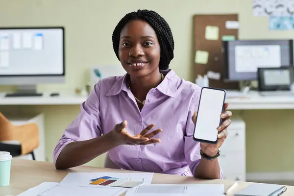 Retrato Mulher Negra Sorridente Apresentando Smartphone Com Mockup Tela Branca — Fotografia de Stock