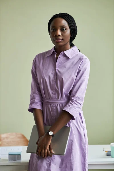 Pionowy Portret Młodej Czarnej Kobiety Ubranej Fioletowy Strój Patrzącej Kamerę — Zdjęcie stockowe