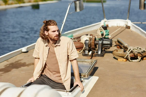 Porträt Eines Bärtigen Jungen Mannes Der Auf Einem Boot Segelt — Stockfoto