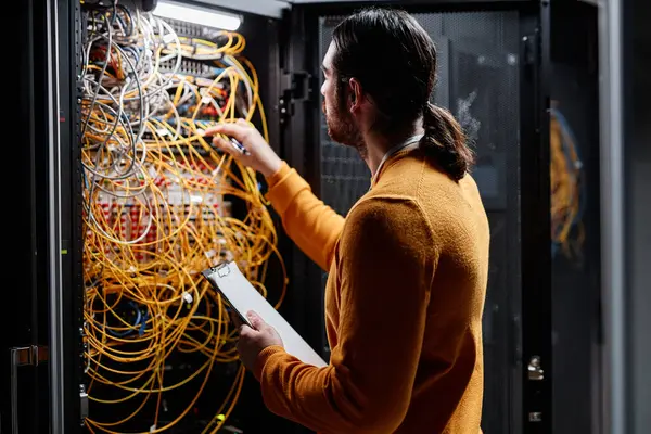 Sunucularla Çalışan Kabloları Bağlayan Teknisyeninin Yan Görünüm Portresi — Stok fotoğraf
