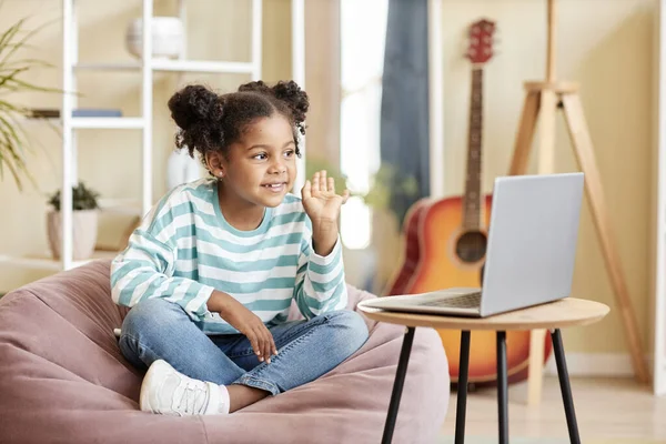 Hoş Siyah Kızın Diz Üstü Bilgisayara Salladığı Çevrimiçi Dersten Keyif — Stok fotoğraf