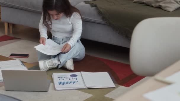 Νεαρή Καυκάσια Γυναίκα Νανισμό Κάθεται Πολύχρωμο Χαλί Δίπλα Στον Καναπέ — Αρχείο Βίντεο