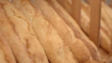 Süpermarkette ya da pastanede raflardaki taze ekmek sıralarını kapatan insanlar yok.