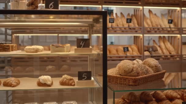 Raflarda Taze Ekmek Pastane Hamur Işleri Küçük Konforlu Fırınlarda Vitrinlere — Stok video