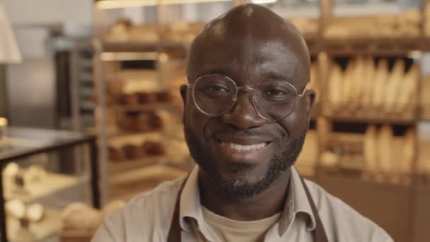Μέτριο Κοντινό Πορτρέτο Του Νεαρού Χαρούμενου Μαύρου Άνδρα Ποδιά Και — Αρχείο Βίντεο