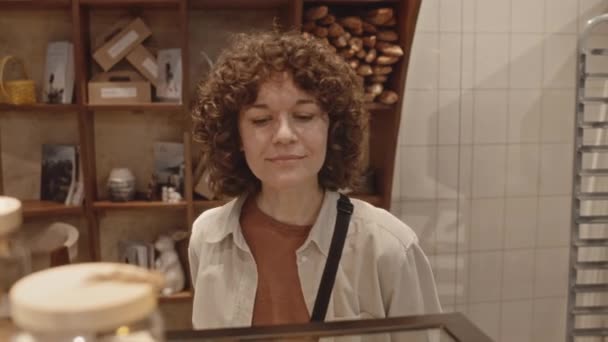 Mediana Toma Joven Caucásico Cliente Femenino Examinando Deliciosas Eclairs Pasteles — Vídeos de Stock