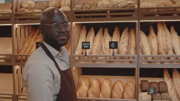 Retrato Mediano Del Joven Positivo Dueño Panadería Masculina Negra Pie — Vídeo de stock