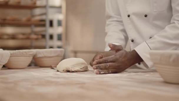 Plan Recadré Pâtissier Afro Américain Méconnaissable Travaillant Avec Couteau Banc — Video