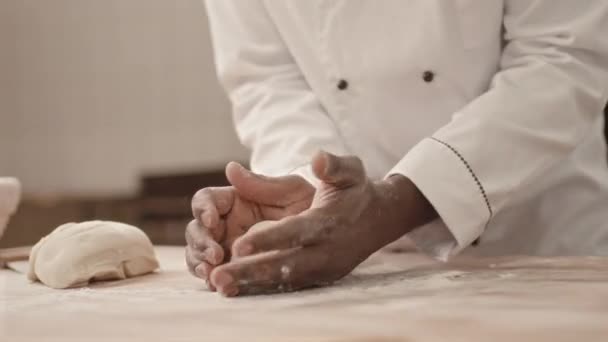 Plan Recadré Pâtissier Afro Américain Méconnaissable Uniforme Chef Blanc Pétrissant — Video