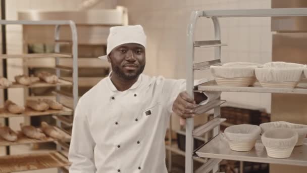 Mittleres Porträt Eines Lächelnden Jungen Schwarzen Bäckers Koch Uniform Der — Stockvideo