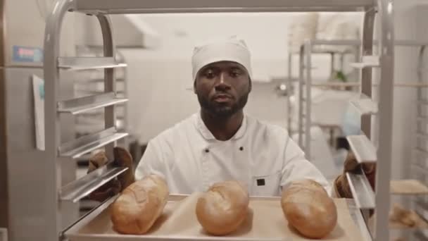 Mittlere Aufnahme Eines Jungen Afroamerikanischen Mannes Weißer Koch Uniform Der — Stockvideo