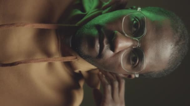 Siyah Arka Planda Yeşil Programlama Kodu Belirdiğinde Genç Siyah Erkek — Stok video