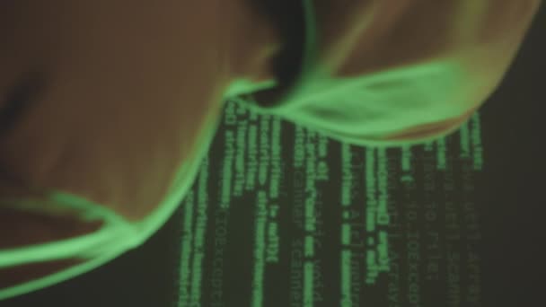 黑屏上出现的Html程序代码绿行时 头罩中无法识别的程序员的垂直后视图 — 图库视频影像