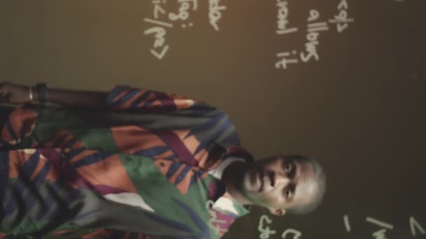 年轻黑人男子身穿鲜艳的图案衬衫 检查玻璃板上写的计算机命令的垂直低音中镜头 — 图库视频影像