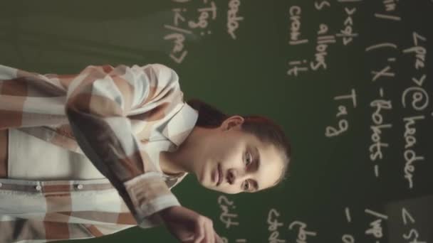 Retrato Vertical Cintura Hacia Arriba Del Joven Programador Femenino Caucásico — Vídeos de Stock
