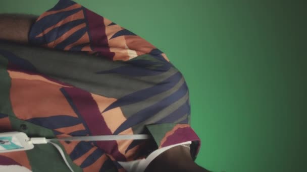 스튜디오 배경에 카메라에 셔츠와 코디네이터 배지를 화려한 남자의 슬로우 초상화 — 비디오