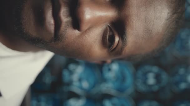 Portret Vertical Tânărului Medic African Sex Masculin Care Uită Serios — Videoclip de stoc