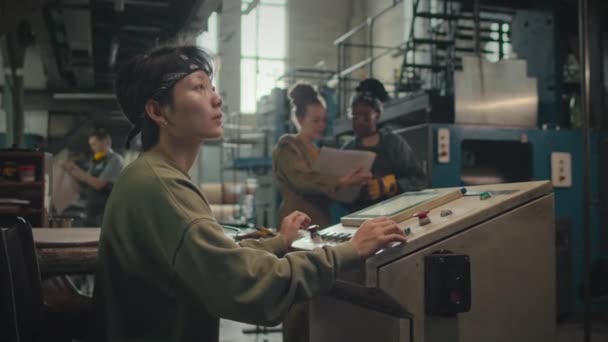 Mittlere Aufnahme Einer Jungen Asiatischen Fabrikarbeiterin Rollstuhl Die Maschinen Bedient — Stockvideo