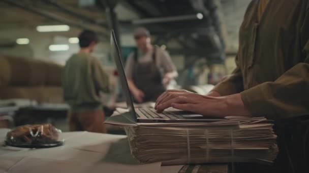 Καλλιεργούμενη Φωτογραφία Αγνώριστης Γυναίκας Εργαζόμενης Που Δακτυλογραφεί Πληκτρολόγιο Laptop Ενώ — Αρχείο Βίντεο