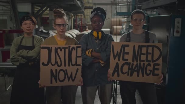多个族裔女工组成的工厂小组手持纸板纸抗议横幅在工作场所摆姿势拍照 中间慢镜头 — 图库视频影像
