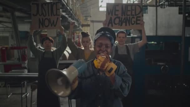 Средний Снимок Активной Молодой Афроамериканской Женщины Выкрикивающей Протестные Лозунги Рупоре — стоковое видео
