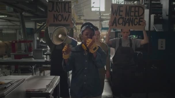 带有横幅和标语的不同族裔女工小组在工作场所专业罢工期间抗议工作的中景照片 — 图库视频影像