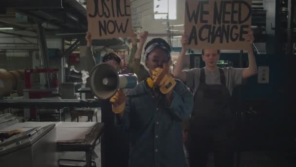 一组在工作场所举行集会 手持抗议横幅 高喊口号 拒绝工作的多族裔年轻妇女的中度镜头 — 图库视频影像