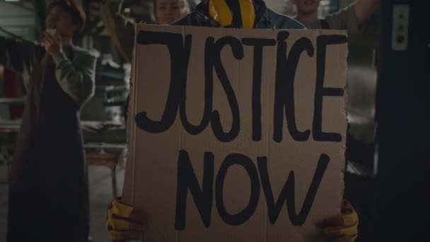 Incline Retrato Jovem Trabalhadora Fábrica Negra Com Justiça Agora Slogan — Vídeo de Stock