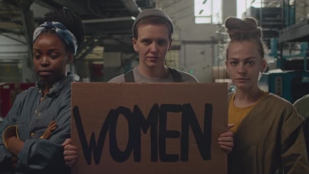 Feminist Sembolleri Karton Pankartlarda Yazılı Sloganları Olan Eski Endüstri Fabrikasındaki — Stok video