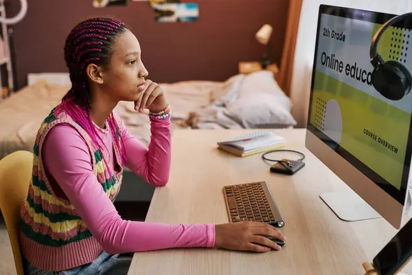 Evde Bilgisayar Kullanan Online Eğitim Sitesine Göz Atan Siyah Genç — Stok fotoğraf